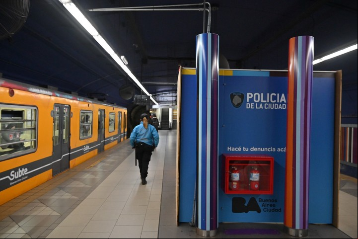 Bajar del subte y denunciar un delito en pleno andén, ahora es posible en algunas estaciones. Foto: GCBA.