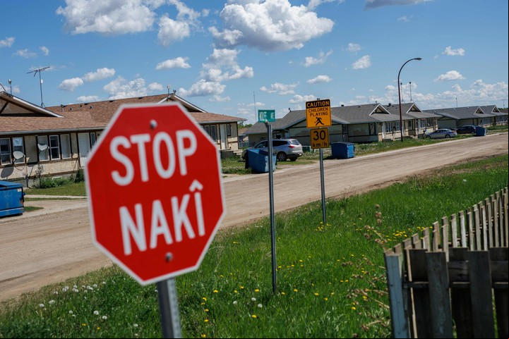 "Alto", en dos lenguas en la reserva de Maskwacis. Foto AFP