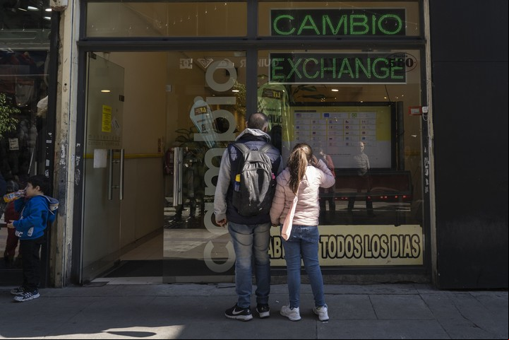Casa de cambio de la calle Florida. Foto: Xinhua/Martín Zabala.
