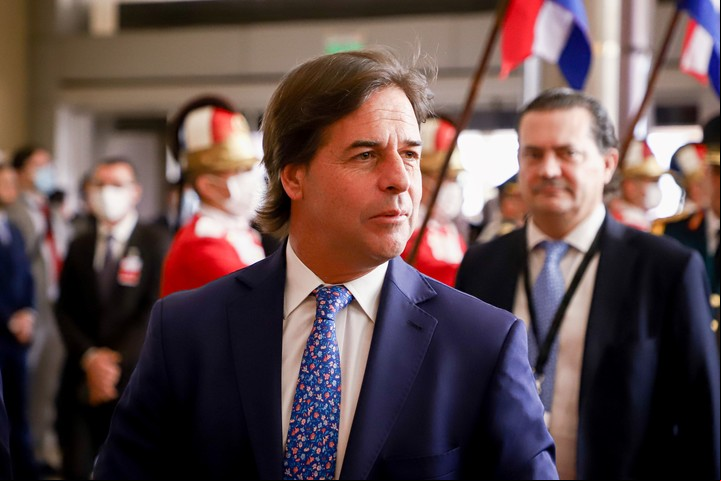 "Uruguay va a avanzar. Esto no vulnera, ni erosiona ni quiebra nuestra asociación", advirtió Lacalle Pou. Foto: EFE