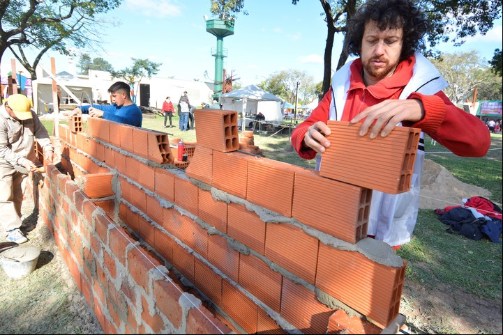 Manos a la obra. Juan Sorrentino construye el muro de "Derrumbe". Bienal del Chaco 2022. Gentileza