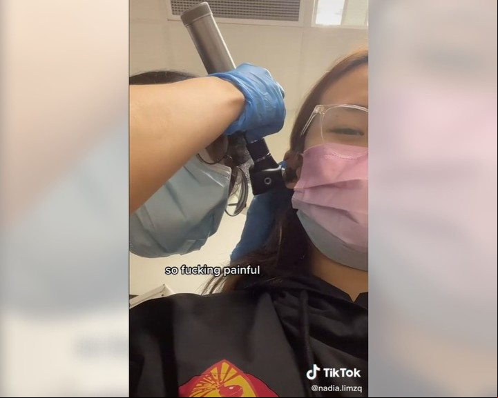 Atención. Una médico le sacó los restos del cuerpo del invertebrado. Foto: captura/@nadia.limzq.
