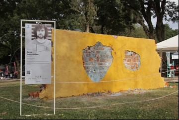 Flores de plástico en el río, muros que se derrumban, contenedores oscuros, osos de arena: el arte efímero copó la Bienal del Chaco