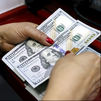 Plazos fijos en dólares: cuánto te pagan por dejar US$ 10.000 en el banco y cómo ganar más