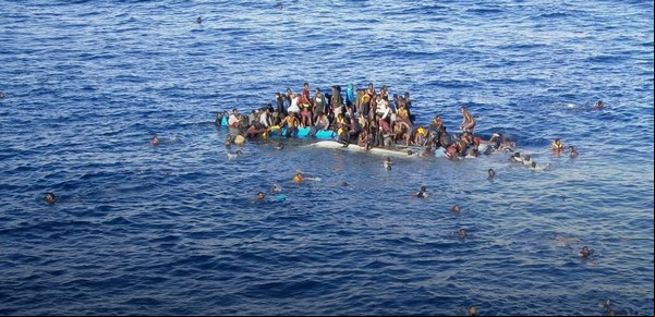 Cinco migrantes murieron de sed en un barco al racionarles el agua