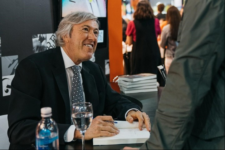 Alejandro Roemmers firma ejemplares en la Feria del Libro 2022. Gentileza