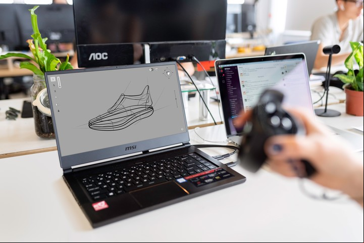La carrera en UADE está centrada en el diseño de productos digitales interactivos, pero para hacer de esas experiencias algo real y vivencial, es necesario que el profesional cuente con un conocimiento técnico riguroso.