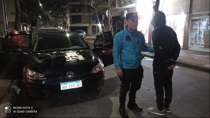 Uno de los delincuentes detenidos junto al auto en el que circulaba la banda.