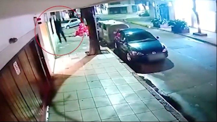 El momento en que uno de los delincuentes se tira desde el primer piso para intentar escapar.