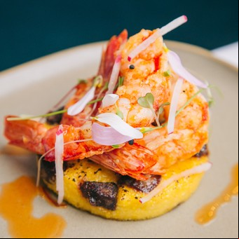 Polenta con morcilla y langostinos