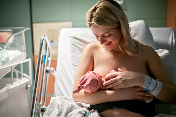 La leche materna proporciona todos los nutrientes necesarios en las cantidades adecuadas para el crecimiento y desarrollo del bebé. Foto ilustración Shutterstock.