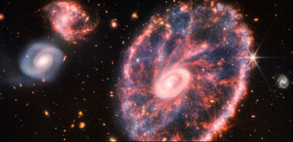 La NASA captó una increíble imagen que desnuda el caos en la galaxia Rueda de Carro