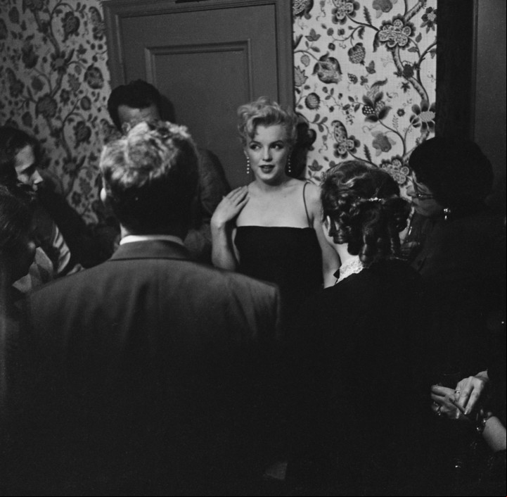 Marilyn Monroe rodeada de iradores en una fiesta, en 1951. Foto House/Archive Photos/Getty Images