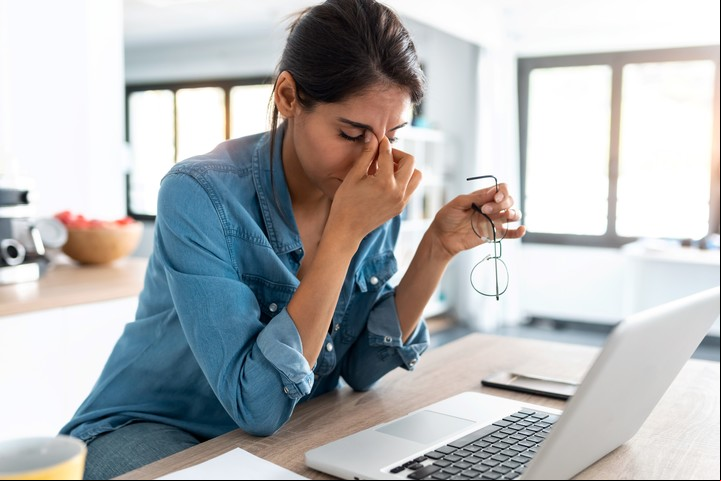 El estrés es uno de los disparadores ambientales que pueden influir en la aparición. Foto Shutterstock.