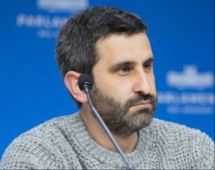 A las risotadas, el senador del Frente Amplio uruguayo Daniel Caggiani dijo que Argentina está mal porque "está lleno de argentinos"