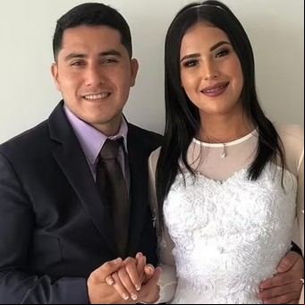 Revisó el álbum de la infancia de su marido y se encontró a ella misma en una foto: "No nos conocíamos"