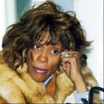 La autopsia de Whitney Houston: falta de dientes, senos falsos y nariz podrida