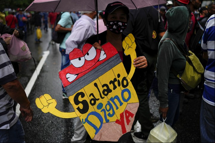 Un maestro con un cartel en la protesta contra Maduro. Foto AP