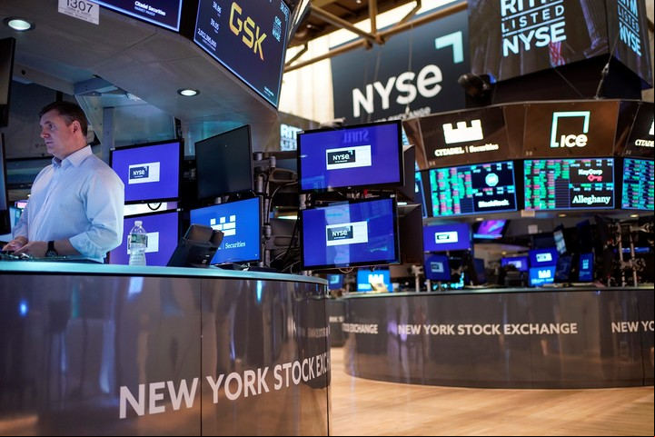 Recinto de operaciones de la Bolsa de Nueva York. Foto AP/ Seth Wenig