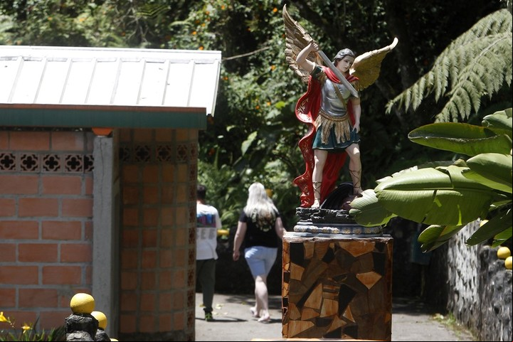Desde La Catedral, en la que estuvo detenido durante 13 meses junto a sus secuaces, Pablo Escobar planeaba atentados, ordenaba asesinatos y creó una red de sobornos para poder vivir a sus anchas y sin la vigilancia (EFE).