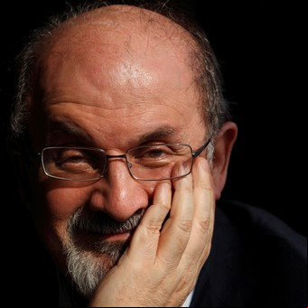 Quién es Salman Rushdie, el escritor condenado, con una cabeza de tres millones de dólares