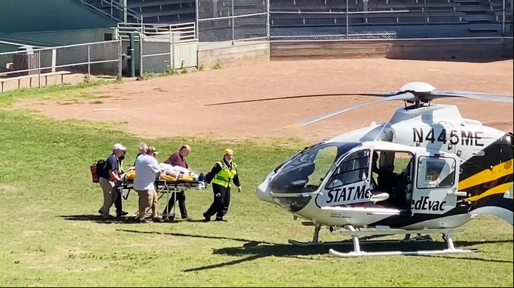 Salman Rushdie fue llevado en helicóptero al hospital, tras ser apuñalado este viernes en Nueva York Foto: EFE