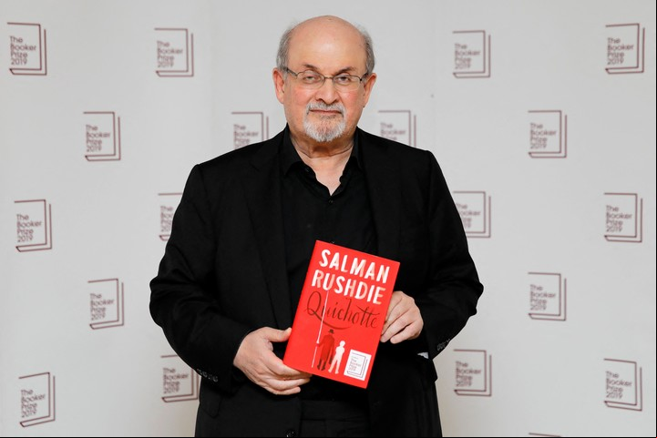 Salman Rushdie posa con uno de sus libros. Foto: Tolga Akmen / AFP