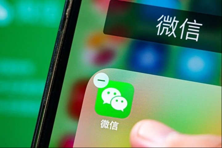 El estafador se hizo pasar por mujer y sedujo al hijo en WeChat.