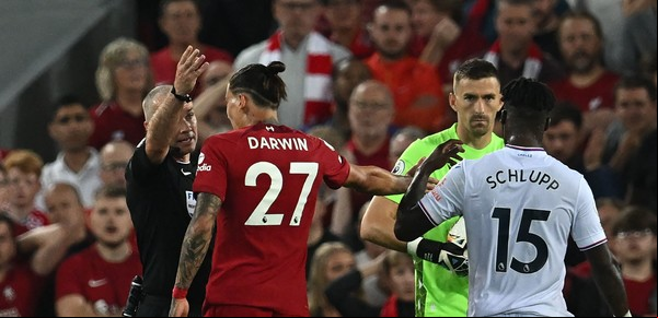 Cabezazo de Núñez a un rival: un video inédito muestra qué provocó la violenta reacción del uruguayo del Liverpool
