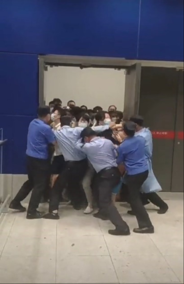 La gente que no pudo salir del negocio fue confinada en un campo de aislamiento (Captura de video).