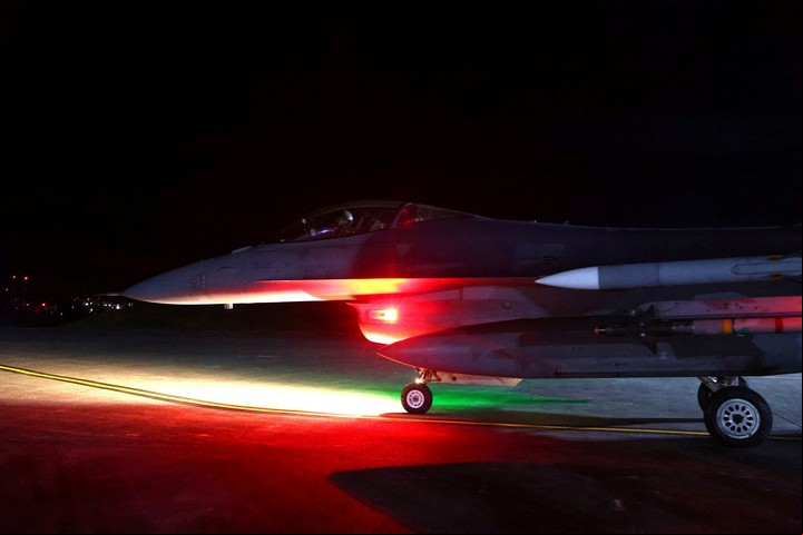 Como un espectro en la noche, un F16V taiwanés se prepara para partir en la base de Huailen, Taiwán.  Foto Reuters