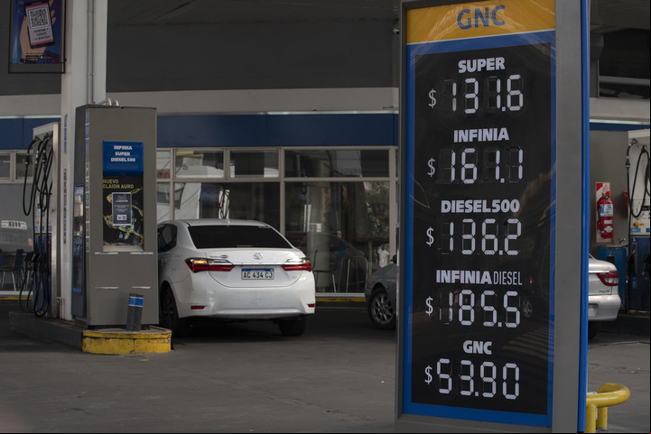 Los nuevos precios de YPF en Capital: la súper pasó a $ 131,60 y la Infinia se fue a $ 161,10. Foto: Rolando Andrade Stracuzzi.
