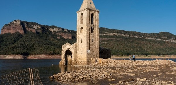 Los turistas invaden un pantano del que emergió una iglesia del año 1000