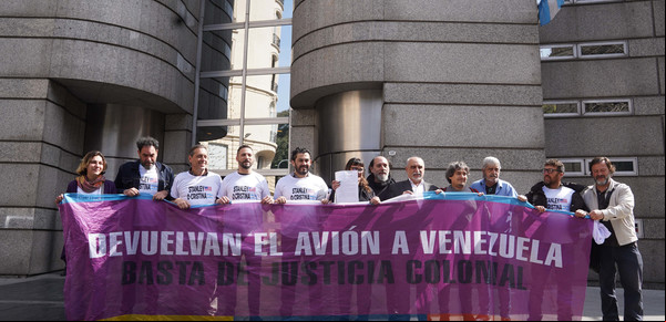 Dirigentes, intelectuales y sindicalistas K le entregaron un petitorio al Gobierno para que libere el avión venezolano-iraní