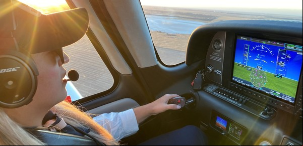 La única argentina al mando de un avión privado que usan millonarios como Elon Musk y Angelina Jolie