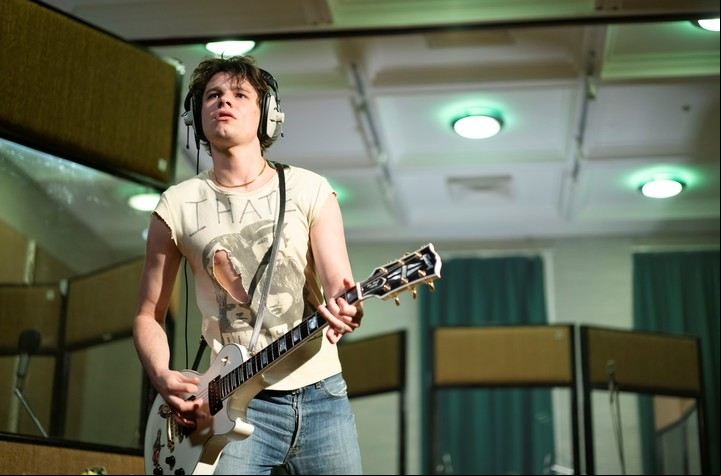 Toby Wallace, como Steve Jones. "Pistol" está inspirada en la autobiografía del guitarrista de los Sex Pistols.