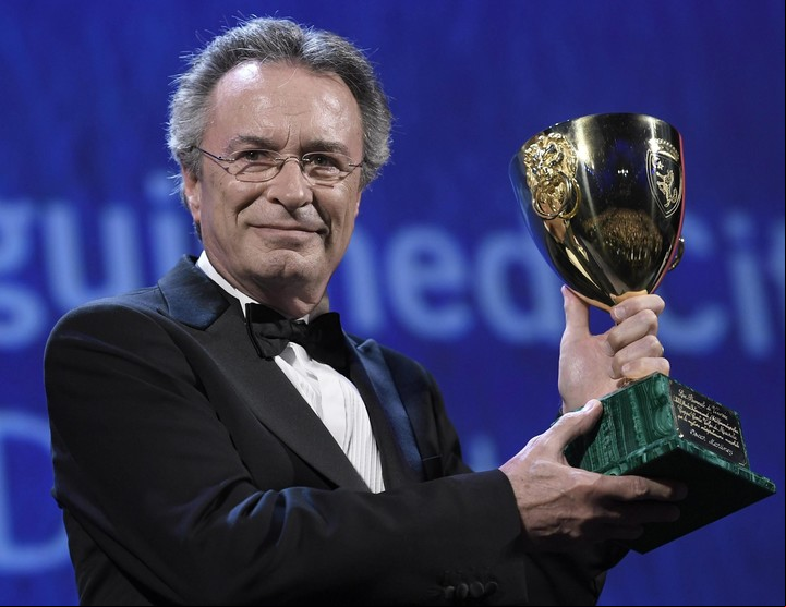 Oscar Martínez, con la Copa Volpi por "El ciudadano ilustre", en Venecia 2016: otro que vuelve a trabajar con Cohn.