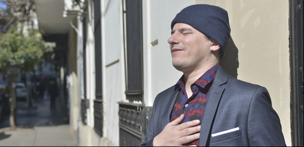 A Nahuel Pennisi no lo para nada: conduce en radio y debuta como actor en teatro
