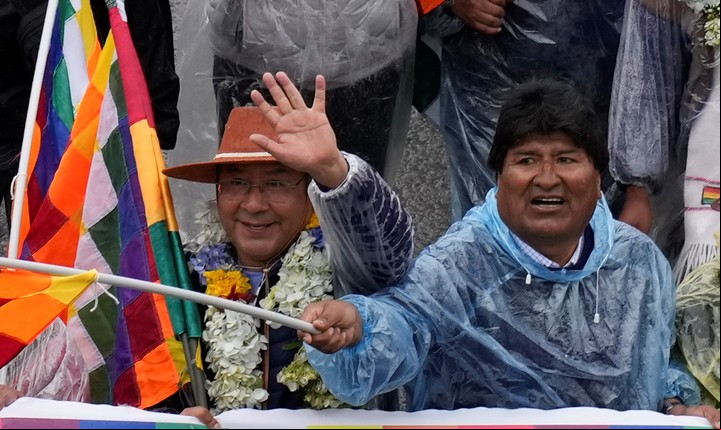 Luis Arce y Evo Morales, juntos en 2021. Una de los últimos encuentros antes de la pelea entre ambos por el control del MAS. Foto: AP/Juan Karita