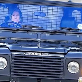 El imponente garaje de Isabel II, la reina que sabía de mecánica y manejó 4x4 hasta los 90 años