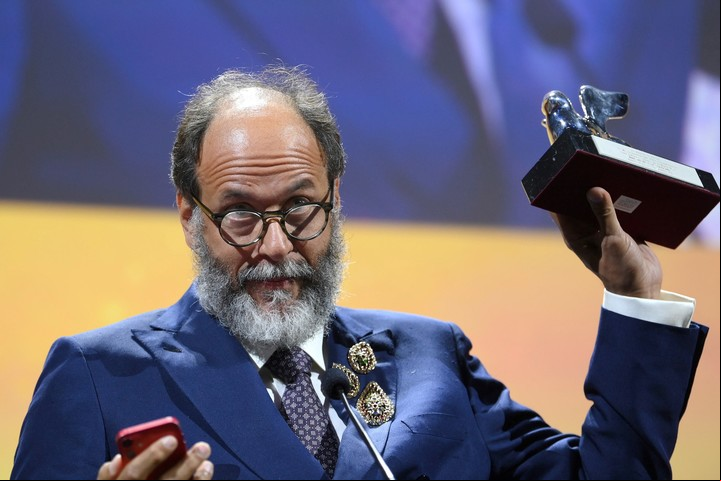 El italiano Luca Guadagnino, con su León de plata al mejor director, este año en la Mostra. Foto EFE