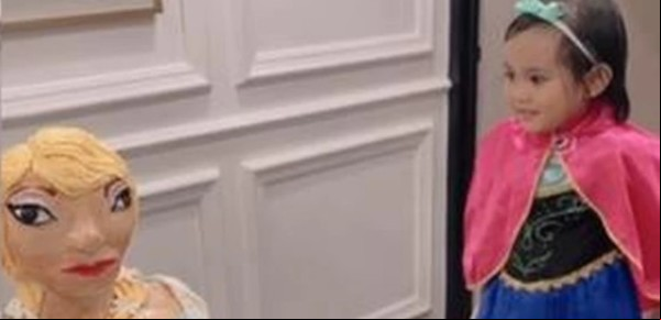 Encargaron una torta de Frozen, la cumpleañera no la reconoció y su reacción es increíble