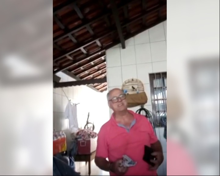 Hombre. Se muestra feliz ante el gesto del trabajador.