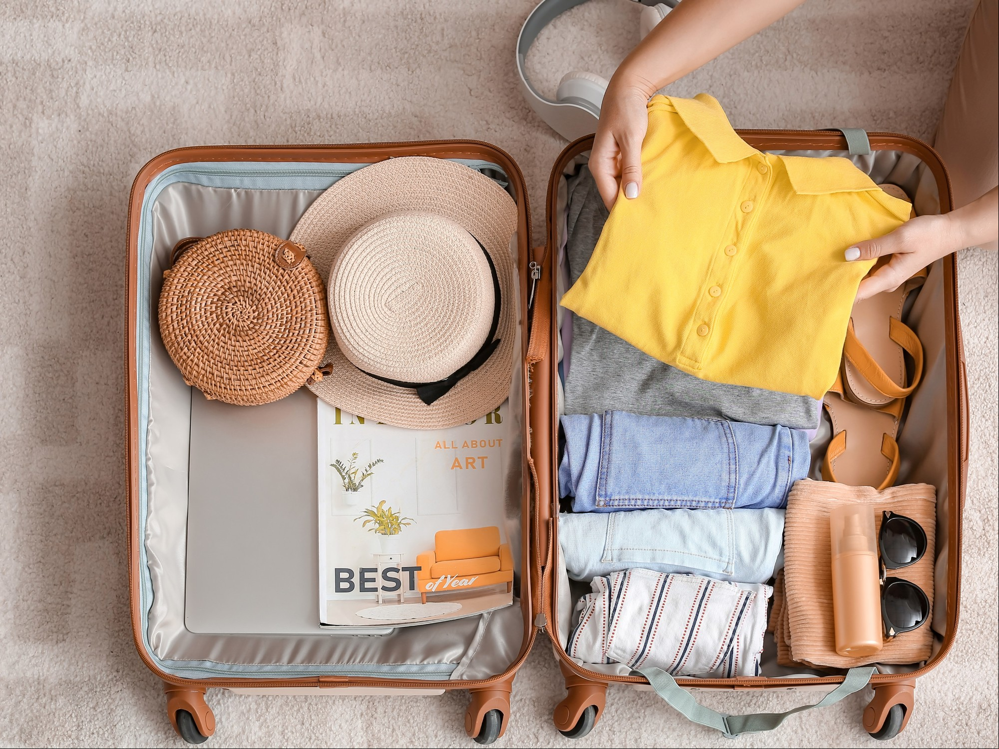 Organizar la valija usando bolsas de tela o cubos de embalaje también permite maximizar el espacio y mantener todo en su lugar. Foto: Shutterstock.