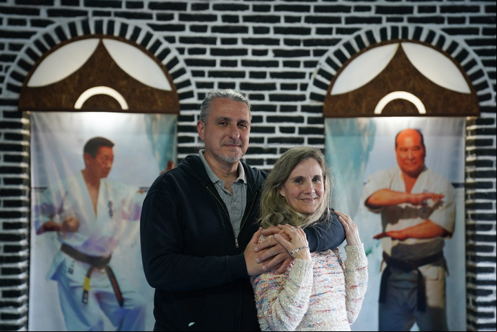 Luis Couyet y su esposa Silvia refaccionaron el edificio con sus propias manos. Foto Juano Tesone