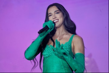 Dua Lipa empapeló la ciudad y dio un indicio de cómo será su primer álbum en tres años
