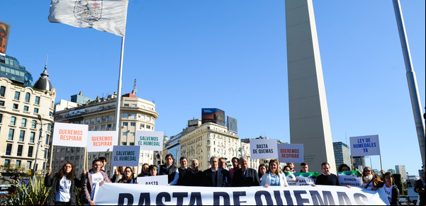 "No nos vamos a quedar callados ante este desastre ambiental", intendentes de Santa Fe protestaron en el Obelisco por las quemas en el Delta