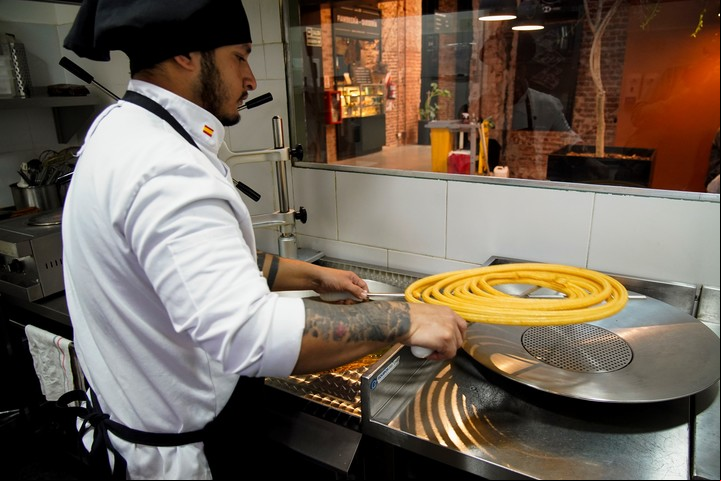 Los churros de Chocolatería San Ginés se producen en forma de espiral. Foto: Andrés D'Elia.