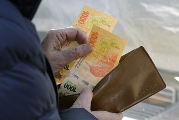 Pensión para mayores sin aportes: quiénes pueden pedirla y cobrar el 80% de una jubilación