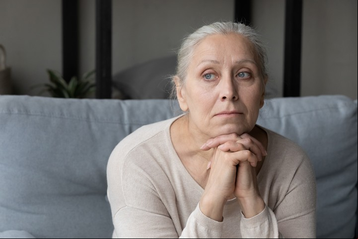 La apatía y el aislamiento pueden ser signos no cognitivos de demencia. Foto Shutterstock.